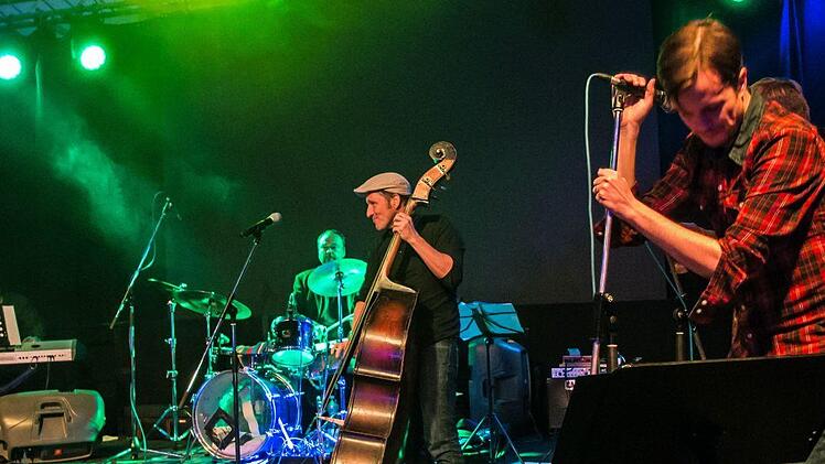 Das Publikum war begeistert: Impressionen von der Coburger Spider Murphy Party" auf dem Schlossplatz. Der Abend im Festzelt war eine Kooperation der Original Prinz Albert Blasmusik (OPA) mit dem Landestheater Coburg.Foto: Jochen Berger
