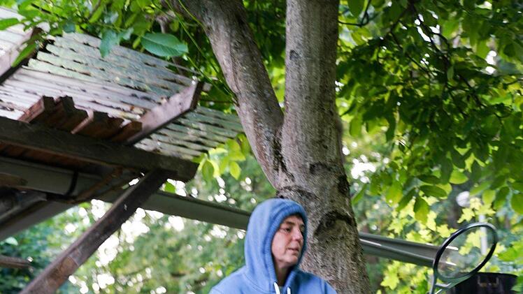 Nur mit Ganzkörperschutz kann Katja de Ridder zum Gießen gehen. Foto: Adriane Lochner