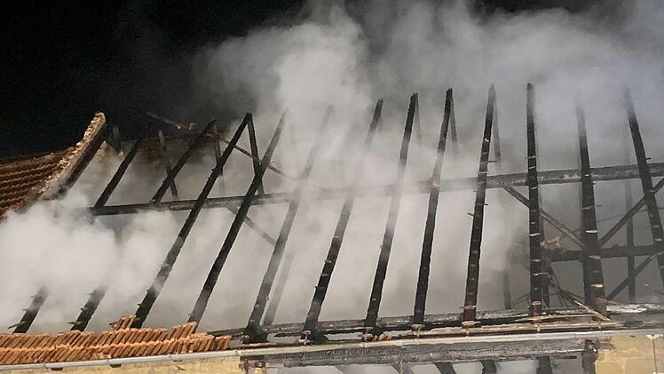 Die Brandursache ist noch unklar und soll von der Kripo Würzburg ermittelt werden.