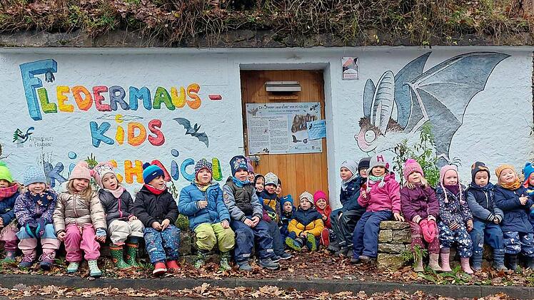 Die Kirchaicher Kita-Kinder sitzen vor ihrem Fledermauskeller.