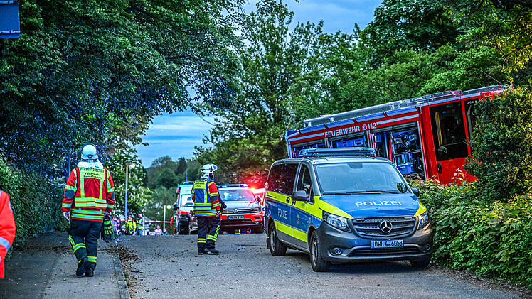 Mehrere Jugendliche bei Sturz durch Sporthallendach schwer verletzt