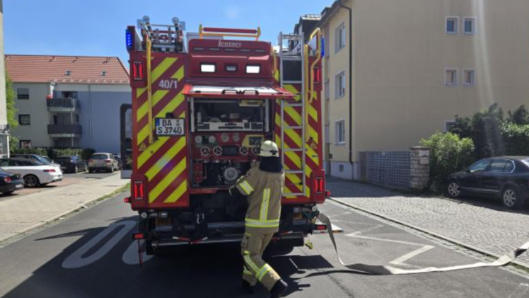 Feuerwehr Bamberg zu verrauchter Wohnung alarmiert - "qualmende Gegenstände"
