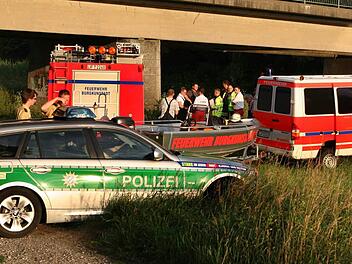 Rettungskräfte bargen den Toten aus dem Main.  Foto: Stefan Johannes