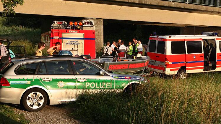 Rettungskräfte bargen den Toten aus dem Main.  Foto: Stefan Johannes
