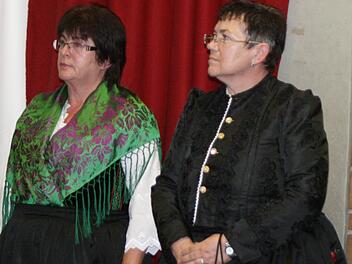 Zwei stolze Trachtlerinnen (v.l.): Marlene Henkel und Frida Keiner Foto: Weiler