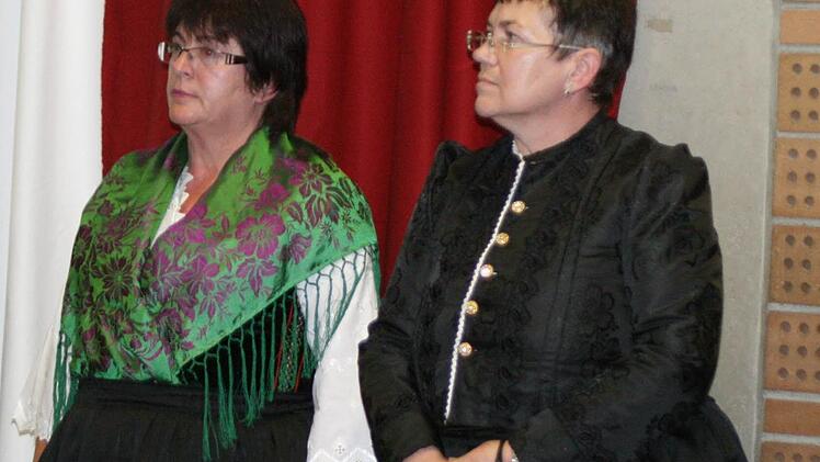 Zwei stolze Trachtlerinnen (v.l.): Marlene Henkel und Frida Keiner Foto: Weiler