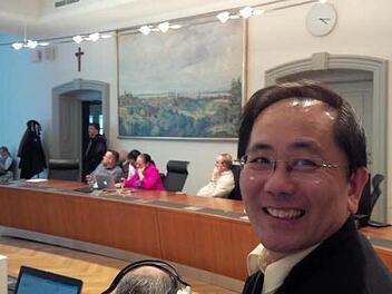 Stadtratskandidat You Xie ist bei der Verkündung der Ergebnisse dabei. (Foto: Sebastian Martin)