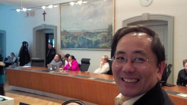 Stadtratskandidat You Xie ist bei der Verkündung der Ergebnisse dabei. (Foto: Sebastian Martin)