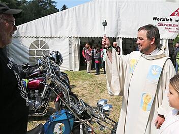 Pfarrer Michael Erhart erteilt den Bikersegen. Er mahnte aber trotz des Gottesschutzes zur Umsicht.  Foto: Gerd Schaar
