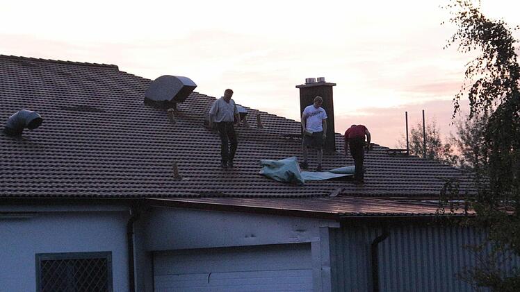 Das teilweise abgedeckte Dach wird mit einer Plane abgedeckt Das teilweise abgedeckte Dach wird mit einer Plane abgedeckt Das teilweise abgedeckte Dach wird mit einer Plane abgedeckt