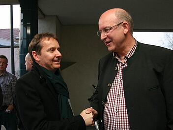 Georg Kestler (Freie Wähler, links) gratulierte Klaus Homann (CSU), der die Stichwahl ums Bürgermeisteramt in Hirschaid mit 296 Stimmen Vorsprung gewonnen hatte. Knapp drei Wochen nach dem Wahlgang reichten zwei Hirschaider eine Wahlanfechtung ein. Archivfoto: Werner Baier