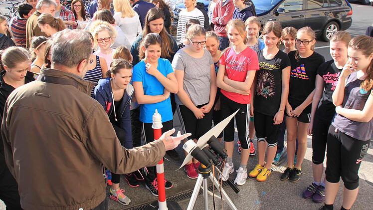 Alfred Förner erklärt den Kindern, was bei der Sonnenfinsternis passiert