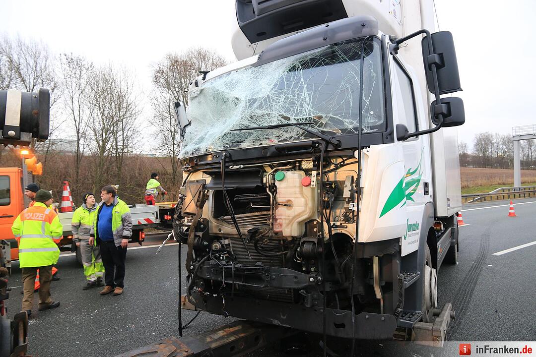 Lkw-Unfall auf der A9 – Person eingeklemmt