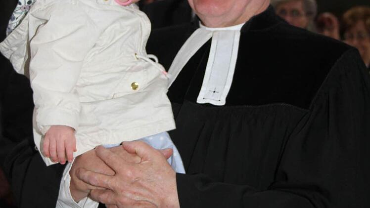 Dekan Jürgen Zinck will sich jetzt, im wohlverdienten Ruhestand, mehr Zeit für die Familie nehmen - besonders für Enkelin Greta