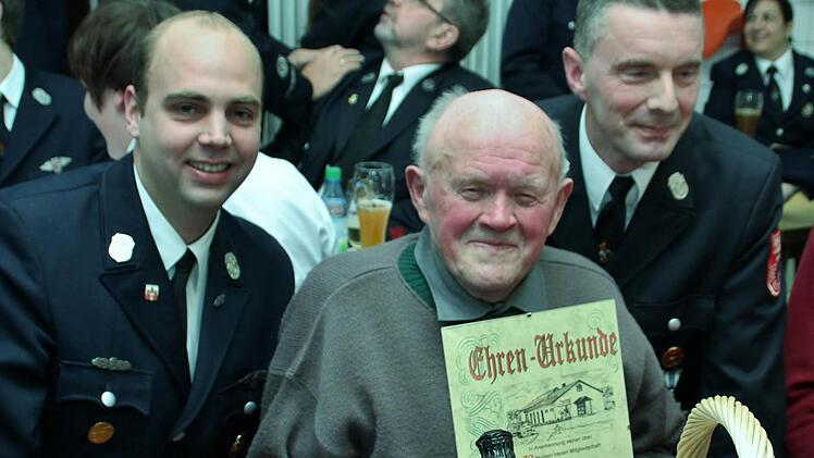 Kommandant Bernd Ort (r.) und Stellvertreter Tobias Dittrich freuen sich mit Arthur Kiesel (Mitte) über dessen 70-jährige Mitgliedschaft bei der Feuerwehr Reterswiesen.