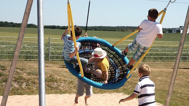 Die Kinder eroberten den Spielplatz in Windeseile. Foto: Richard Sänger