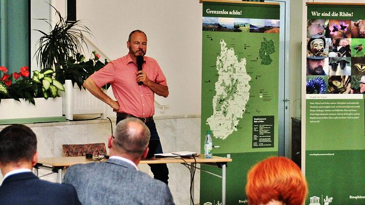 (V.l.) Jürgen Metz, Wirtschaftsförderer Bad Kissingen, Andreas Sandwall, Bürgermeister Bad Bocklet, Martina Greubel, Stadträtin Bad Kissingen lauschen dem Vortrag von Dr. Tobias Gerlach. Foto: Werner Vogel
