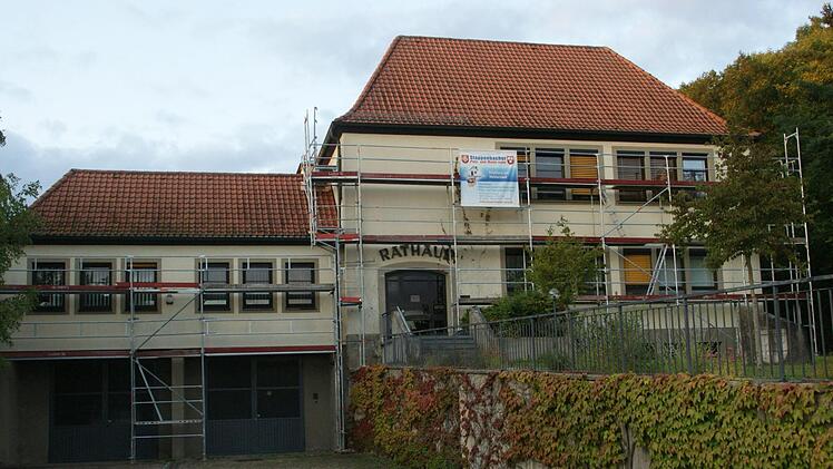 Am Rathaus in Untersteinbach laufen die Sanierungsarbeiten mit Hochdruck, derzeit werden die Fenster im Obergeschoss ausgetauscht, deshalb ist der Sitzungssaal derzeit nicht nutzbar und der Gemeinderat tagte im Feuerwehrhaus.