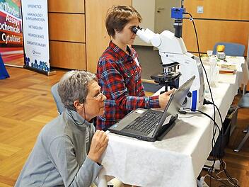 Was unterscheidet den Wald- vom Rapshonig? Imkerin Ute Wiegand-Nehab (links) zeigte, wie sie das mit dem Mikroskop untersucht. Sie unterrichtet im Studiengang Bioanalytik.  Foto: Hochschule Coburg
