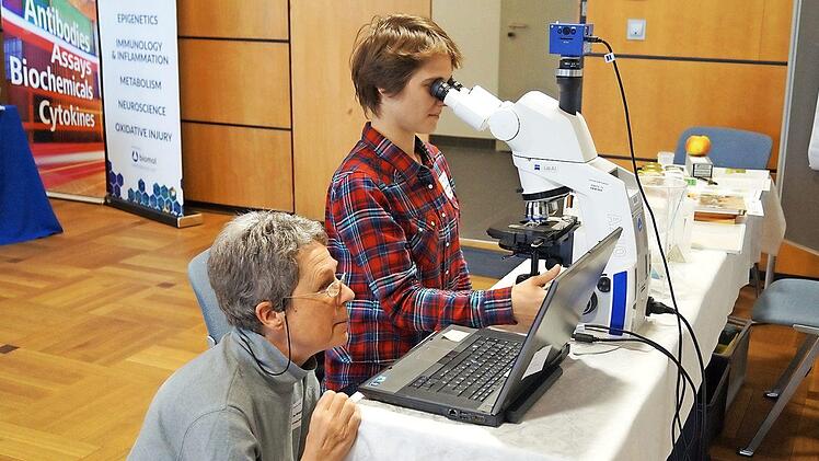 Was unterscheidet den Wald- vom Rapshonig? Imkerin Ute Wiegand-Nehab (links) zeigte, wie sie das mit dem Mikroskop untersucht. Sie unterrichtet im Studiengang Bioanalytik.  Foto: Hochschule Coburg
