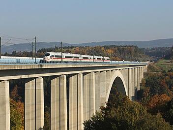 Ein ICE 3 auf der Froschgrundseebrücke. Foto: Deutsche Bahn AG/Claus Weber