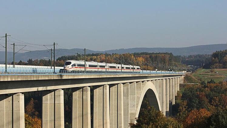 Ein ICE 3 auf der Froschgrundseebrücke. Foto: Deutsche Bahn AG/Claus Weber