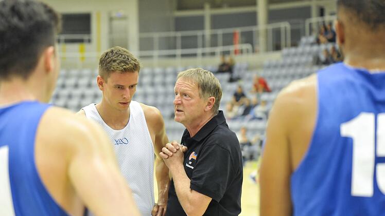 Hat seine M&auml;nner schon im Griff: Coach Ulf Schabacker (rechts) instruiert Neuzugang Daniel Krause und Teamkollegen beim &ouml;ffentlichen Training in der HUK-Arena.  Fotos: Hagen Lehmann