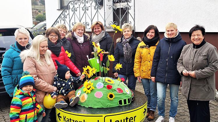 Sehr viel kleiner, aber umso hübscher bepflanzt ist der Kreisel, mit dem die BSC-Damen aus Lauter beim Faschingsumzug mitmachen werden.Fabian Halbig