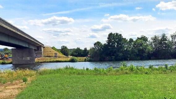Am 22. Juli werden die Arbeiten für den Maindüker im Westen der Brücke zwischen Obertheres und Untertheres (rechts im Bild) beginnen. Die Leitungen werden unter dem Fluss verlegt.  Foto: Ulrike Langer