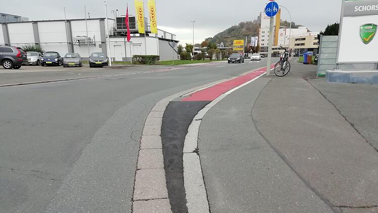 Die Auffahrt auf den Radweg war rumpelig. Jetzt rollt es sich dort problemlos. Foto: Katrin Geyer