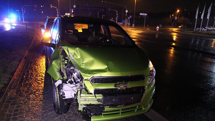 Unfall in F&uuml;rth am Freitagabend: Ein Wagen landete nach einem Zusammensto&szlig; auf dem Dach. Foto: NEWS5 / O&szlig;wald