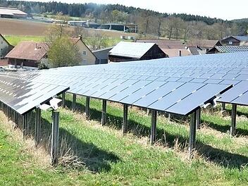 Auf dem eigenen Grundstück der Familie Münch in Gössersdorf steht bereits eine Photovoltaik-Anlage. Im Hintergrund sind der neue Stall und die Biogas-Anlage von Dieter Hofmann und Ralf Sachs zu sehen.  Fotos: Sandra Hackenberg