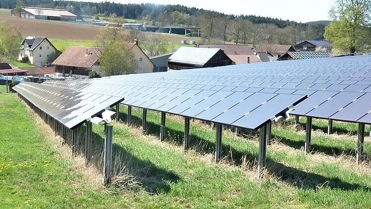 Auf dem eigenen Grundstück der Familie Münch in Gössersdorf steht bereits eine Photovoltaik-Anlage. Im Hintergrund sind der neue Stall und die Biogas-Anlage von Dieter Hofmann und Ralf Sachs zu sehen.  Fotos: Sandra Hackenberg