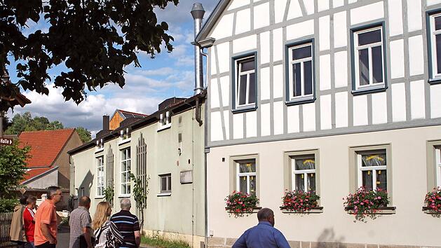 Die Kirchlauterer Gemeinderäte schauten sich bei ihrer Sitzung die sanierte Außenfassade der "Oberen Wirtschaft" in Neubrunn an.  Fotos: gg