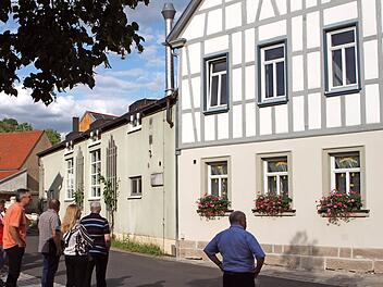 Die Kirchlauterer Gemeinderäte schauten sich bei ihrer Sitzung die sanierte Außenfassade der "Oberen Wirtschaft" in Neubrunn an.  Fotos: gg