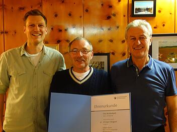 Otto Breitenbach (Mitte) wird von seinem Arbeitgeber Edwin Dorn (rechts) und dem künftigem Juniorchef Philipp Dorn (links) geehrt. Foto: Evelyn Schneider