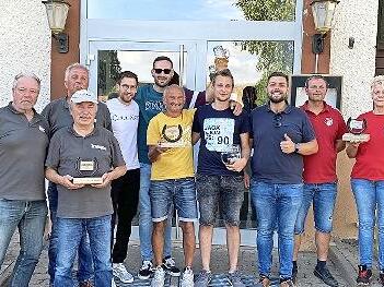 Siegerfoto: Die drei erstplatzierten Mannschaften beim Hufeisenweitwurfwettkampf