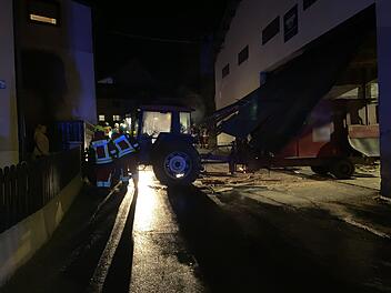Brennender Traktor im Kreis Hof von Mauer gestoppt
