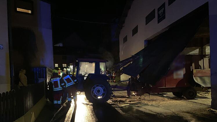 Brennender Traktor im Kreis Hof von Mauer gestoppt