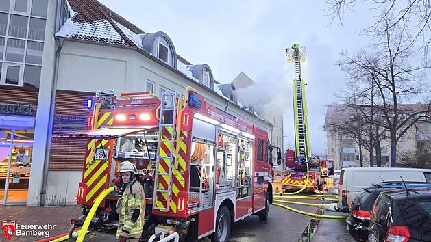 W&auml;hrend Feuer in Bamberger Wohnhaus: Mann aus Main-Donau-Kanal gerettet
