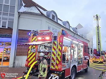 W&auml;hrend Feuer in Bamberger Wohnhaus: Mann aus Main-Donau-Kanal gerettet