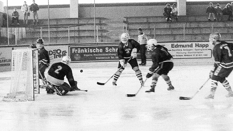 Szene vor dem Bayreuther Tor beim zweiten Spiel (erstes Spiel: 7:6 f&uuml;r Bayreuth) der Bad Kissinger SC-Cracks, das die Jungen mit 5:4 gewinnen.