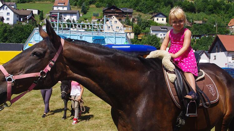 Das Glück der Erde findet Johanna auf dem Rücken der Pferde des Reiterhofs Kachelmannsberg. Foto: Heike Schülein