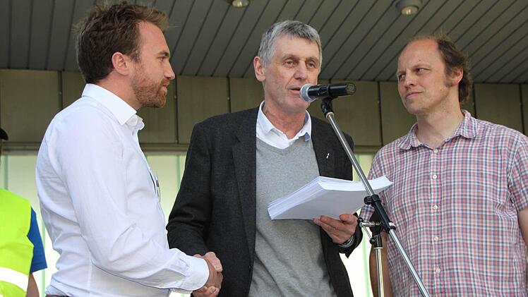 Jürgen Pfister, 2. Bürgermeister von Bad Brückenau, übergab 2000 Unterschriften gegen die Stromtrasse an Tennet.