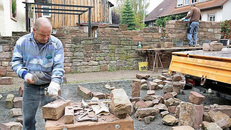 Anton Böhm bearbeitet die Natursteine.Fotos: Arkadius Guzy