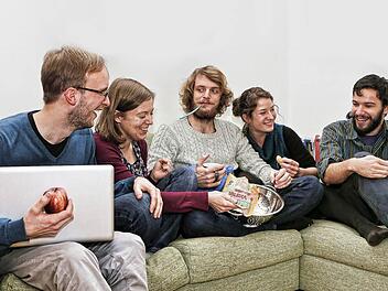 Couchsharing: Johannes Müller, Anne Theml, Laura Boehme und Samuel Keil (v. l.) nehmen Ole Petersen in ihre Mitte. Die grüne Couch war für zwei Wochen sein Umsonst-Schlafplatz. Foto: Matthias Hoch
