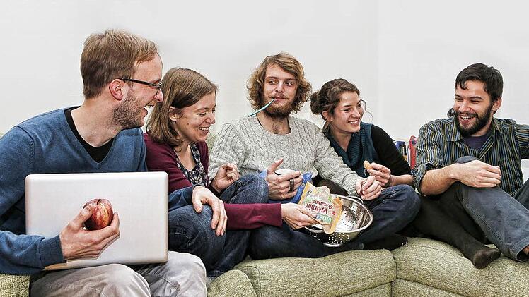 Couchsharing: Johannes Müller, Anne Theml, Laura Boehme und Samuel Keil (v. l.) nehmen Ole Petersen in ihre Mitte. Die grüne Couch war für zwei Wochen sein Umsonst-Schlafplatz. Foto: Matthias Hoch