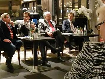 Ausschnitt aus der Diskussionsrunde auf einem Vier-Sterne-Hotelschiff, an der Bambergs Bürgermeister Christian Lange (Zweiter von links) und Tourismusdirektor Andreas Christel teilnahmen. Foto: Jutta Behr-Groh