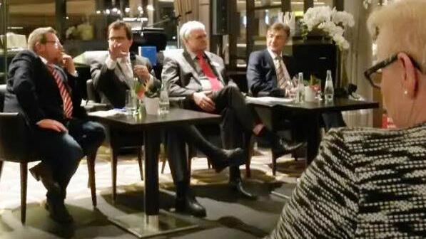 Ausschnitt aus der Diskussionsrunde auf einem Vier-Sterne-Hotelschiff, an der Bambergs Bürgermeister Christian Lange (Zweiter von links) und Tourismusdirektor Andreas Christel teilnahmen. Foto: Jutta Behr-Groh