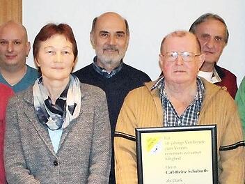 Heinrich Fischer (hinten, links) und Winfried Beyer (vorne, rechts) zeichneten Tobias Kiesewetter, Reinhold Fischer, Günther Friedrich, Harry Grau und Dieter Elker (hinten, v. l.) sowie Reiner Schnell, Walter Goldhammer, Carola Fischer, Carl-Heinz Schubarth und Wolfgang Schmidt (vorn, v. l.) für ihre langjährige Treue zur Spvg Eicha aus.  Foto: Johannes Höllein
